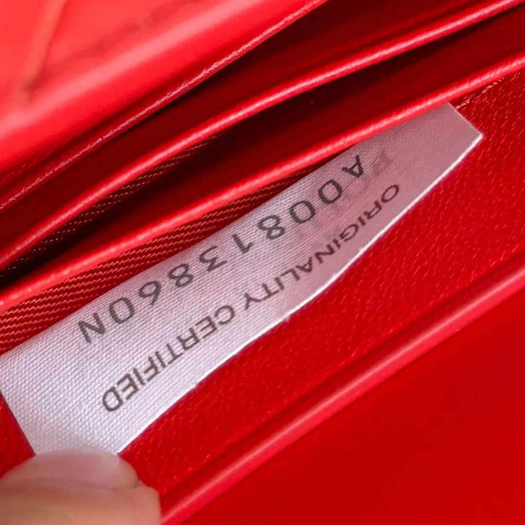 The batch of 1360 BV Andiamo evening handbags has been heavily planted again~ The designer aesthetics in the era of economic downturn are back. I fall in love with it at first sight and can't put it down. It's so beautiful and full of aura. The shape and texture are very competitive. It's light in weight and has sufficient capacity. It's a must-have for fashionistas. It's suitable for many occasions, minimalist, high-end and light luxury. Model No.: 741511 Size: 31*13*3cm